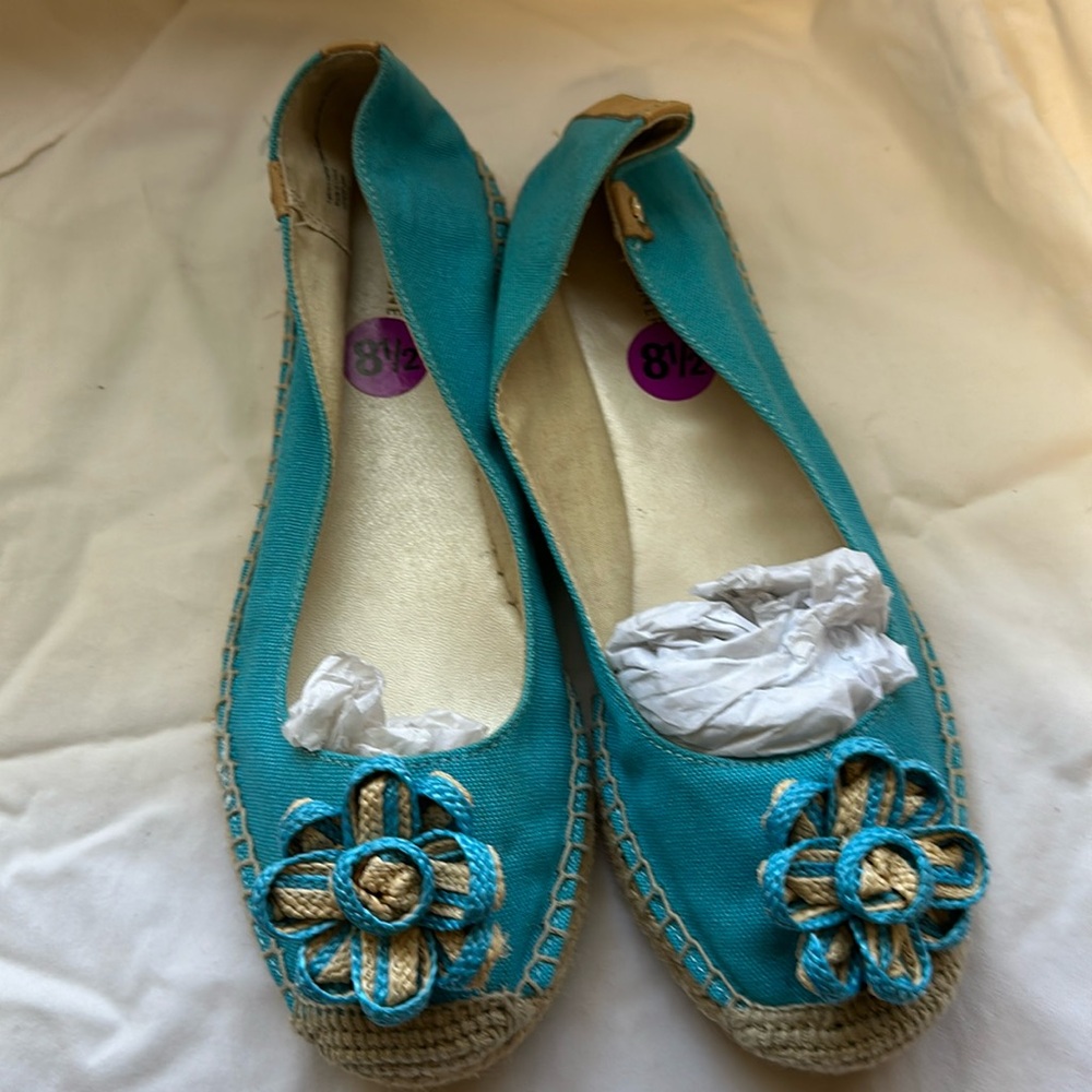 Women’s shoe, flats, beautiful blue and sand color, size 8.5